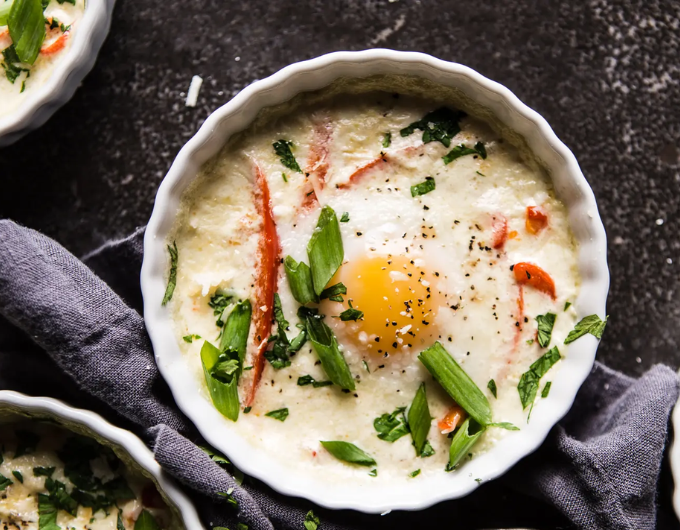 Baked Eggs with Leeks with Baguette