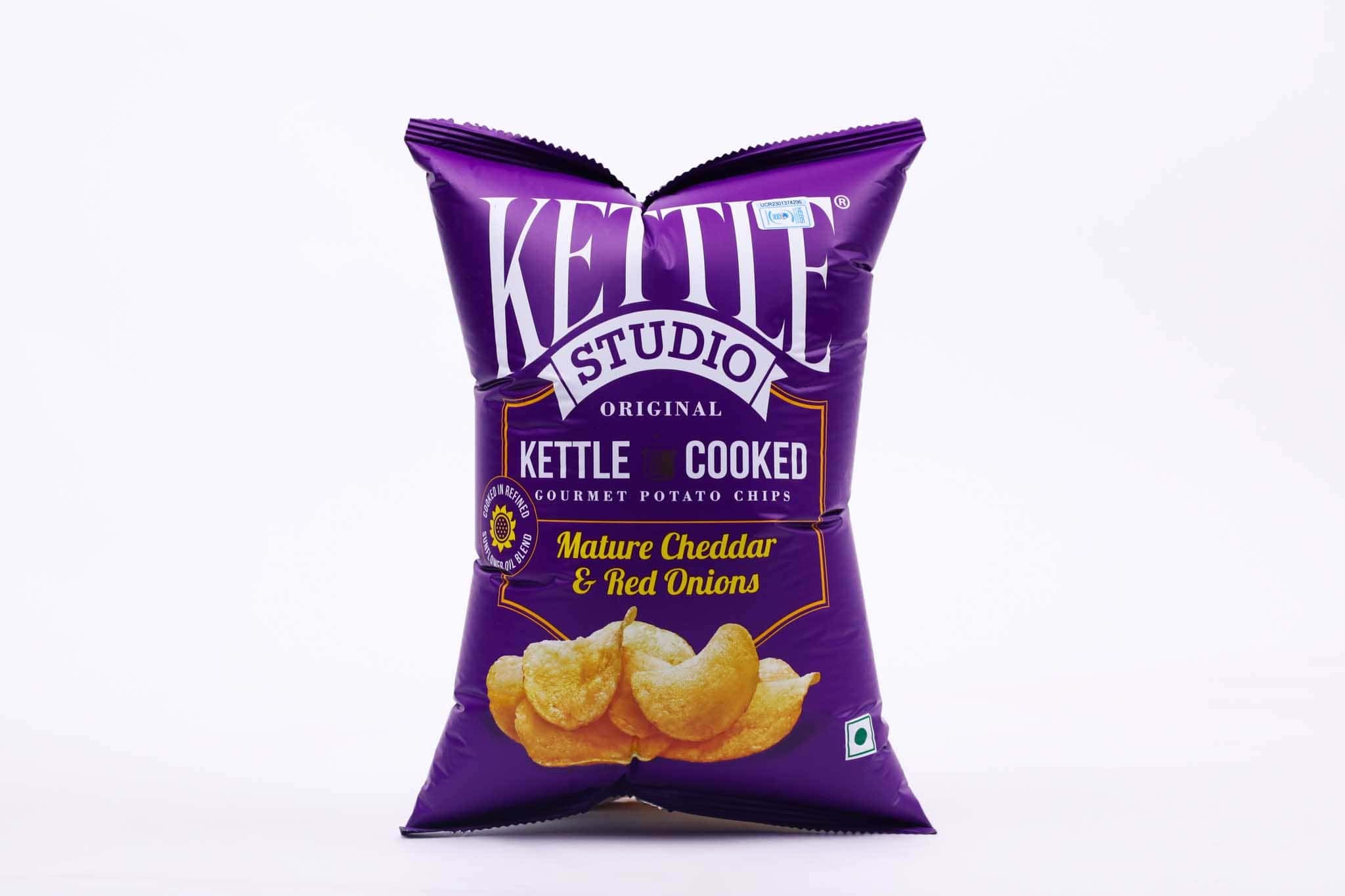 Kettle Studio Mature Cheddar & Red Onions – 125g
