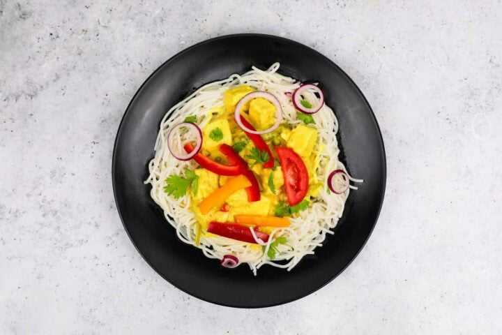 Greenspoon Freshly Made & Chilled Vegan Indonesian Tofu Curry With Rice Noodles - 520g