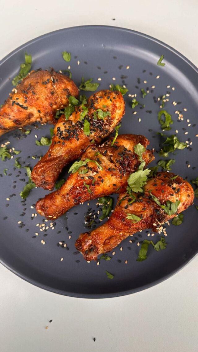 Craving some crispy chicken drumsticks? 😋🍗 

We used @maggiesbutcherbaker drumsticks for this quick lunch at the office and @topfood.ea spices took it to the next level! 🔥

TopFoods Spice Mix:
Onion powder
Paprika
Salt & pepper
American bbq rub
Chili 
Spanish paprika

You can shop for @topfood.ea entire range of spices on our website! First order? Please use SHOPONLINE1000 to get Kshs. 1,000 off your first order! 🛒💪🏼