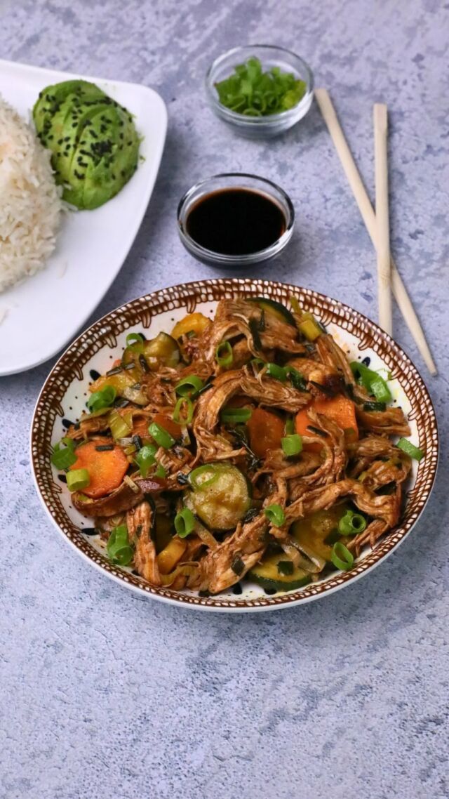 Some days, you just want to get dinner done—without spending forever in the kitchen. That’s where our stir-fry mixes come through 👌🏽

We’ve got 9 different veggie combos, all prepped and ready to go, with portions that actually make sense. This one took under 15 minutes start to finish.

Here’s how we made it:

Italian Veggie & Chicken Stir-Fry Bowl (or go vegan with chickpeas!)

Pairs with: Rice or quinoa
Time: 12–15 mins

Ingredients:
500g Italian Vegetables Mix
1 tbsp olive oil
1 cup leftover shredded chicken breast (or 1 cup chickpeas for vegan)
1 tsp Italian seasoning
½ tsp garlic powder
½ tsp chili flakes
1 tbsp balsamic vinegar

🍳 Steps:
Heat olive oil, add the veggie mix, and cook for 5 mins.
Add leftover shredded chicken (or chickpeas), cook for another 2 mins.
Stir in seasoning and balsamic vinegar, toss everything together.
Serve over rice or quinoa.

Zero chopping, barely any cleanup, and honestly? Tastes better than takeout. 🥗✨