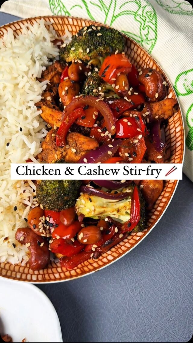 Dinner in 15? 🕰️ Say less. 🙂‍↕️
We threw together the easiest stir-fry recipe using a Greenspoon broccoli 🥦 & capsicum 🫑 stir fry pack and… wow. 🤯 

So saucy. So crunchy. So good.
Here’s how it went down:

what you’ll need:
Greenspoon Broccoli & Capsicum Stir-Fry Pack 🥦
1 tbsp oil 🥄
1 cup shredded chicken - we used Greenspoon chicken breasts (or roasted cashews for a vegan crunch — or both, go wild) 🍗
½ tsp garlic, minced 🧄
½ tsp ginger, grated 🫚
2 tbsp oyster sauce @alphajirigreengrocer (or hoisin if you’re plant-based) 🥢
1 tbsp soy sauce 🧂
1 tsp sesame oil 🌰
@aaagrowers Spring onions, optional for topping 🧅

how to make it:
Heat oil in a pan.
Add the stir-fry mix and cook for 3–4 minutes until just tender.
Add your chicken or cashews (or both) and let them get golden.
Add oyster/hoisin sauce, soy sauce, and sesame oil.
If using noodles, stir in cooked udon 1–2 minutes before it’s done and let it soak up the sauce.
If doing rice, just spoon everything on top and serve.
Add spring onions if you’re feeling fancy.

Grab everything you need on your ourwebsite or mobile app. 📲 Choose GreenspoonGo at checkout and get your order in 99 minutes.🛒