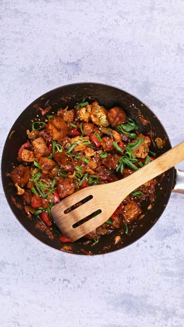 Dinner just got way easier! 😌🥢 Our stir fries come prepped & ready to go - 9 tasty combos, cooked in minutes! 🥦 Hwalthy eating = sorted!