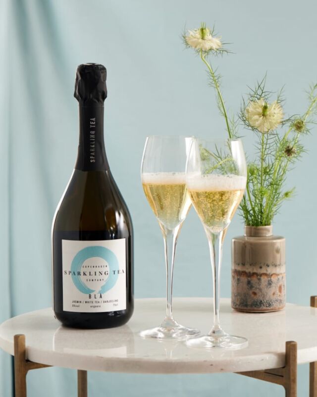 We just added two beautifully brewed bottles from Copenhagen Sparkling Tea to our site — and honestly, we’re kind of obsessed. 🫖✨⁠
⁠
⁠
Bla Brut – clean, crisp, and a little floral. Made from white tea and natural botanicals, with delicate notes of citrus and green apple. 🍏🌼 It’s the kind of drink that feels like sunshine on a slow afternoon. Perfect with seafood, salads, or just because.⁠
⁠
Lysegron Brut – This one leans into green tea vibes, with a refreshing floral aroma and that same subtle citrusy twist. 🍋🌿 Light and elegant, it’s a great match for fruit platters, veggie snacks, or your next picnic.⁠
⁠
No alcohol, all style — and both are up now on the site and app.⁠
Order with GreenspoonGo and it’ll be at your door in 99 minutes. 🚛