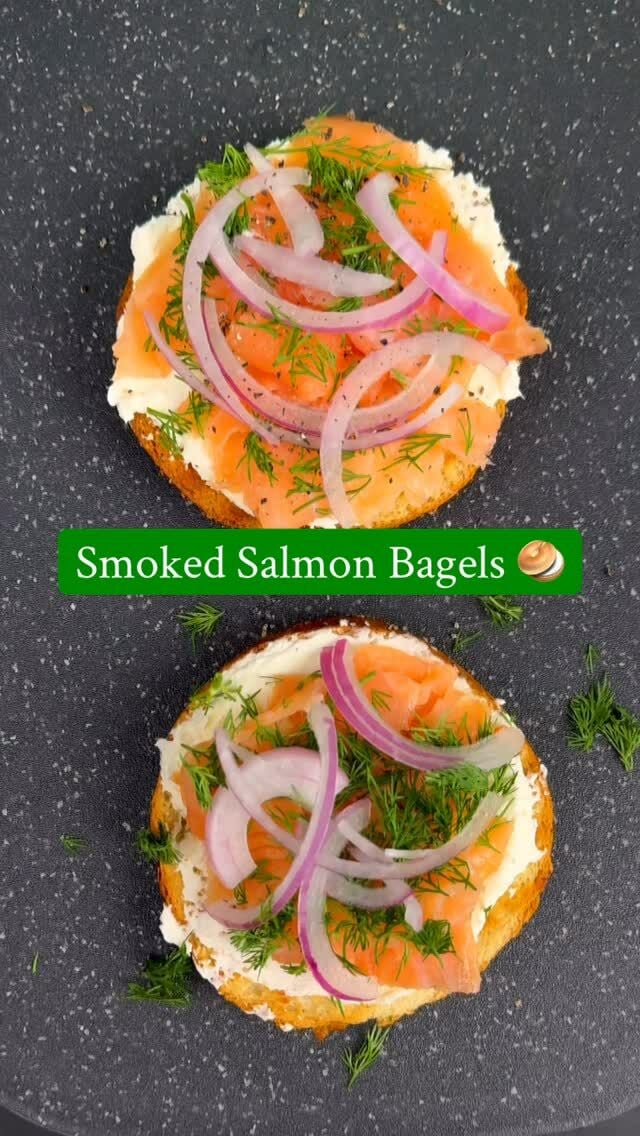 These smoked salmon bagels taste incredible thanks to our freshly baked bagels! 😍✨ Delivered to your door in just 45 minutes! 🚛⏱️

You’ll need:
Greenspoon bagels 🥯
Cream cheese
Smoked salmon
Fresh dill
Red onion, thinly sliced

How to make it:
Toast your bagel until golden 🔥
Spread a generous layer of cream cheese 😍
Top with smoked salmon, then finish with fresh dill and sliced red onion ✨

Grab all these ingredients on our website or mobile app.📱
Choose GreenspoonGo at checkout and enjoy delivery in just 45 minutes. 🚛💚